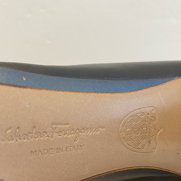 Ferragamo Black Leather Heels with Scallop details - Picture 10 of 10